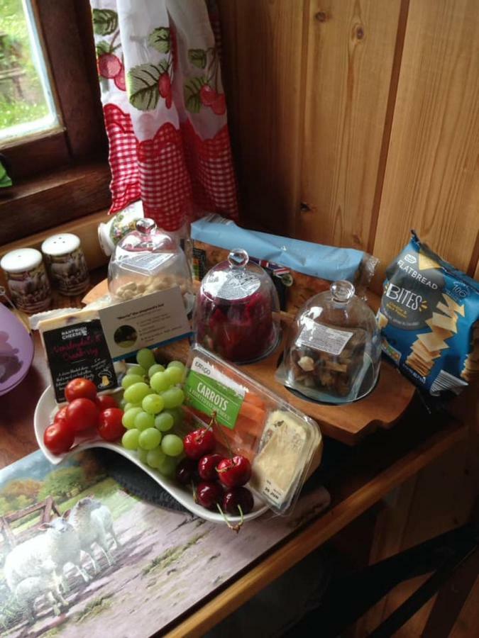 'Morris' The Shepherd'S Hut With Woodland Hot Tub Carmarthen Exterior foto